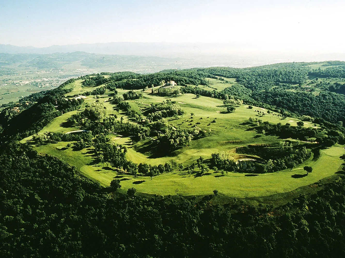 Giocare a golf in un paesaggio incantevole